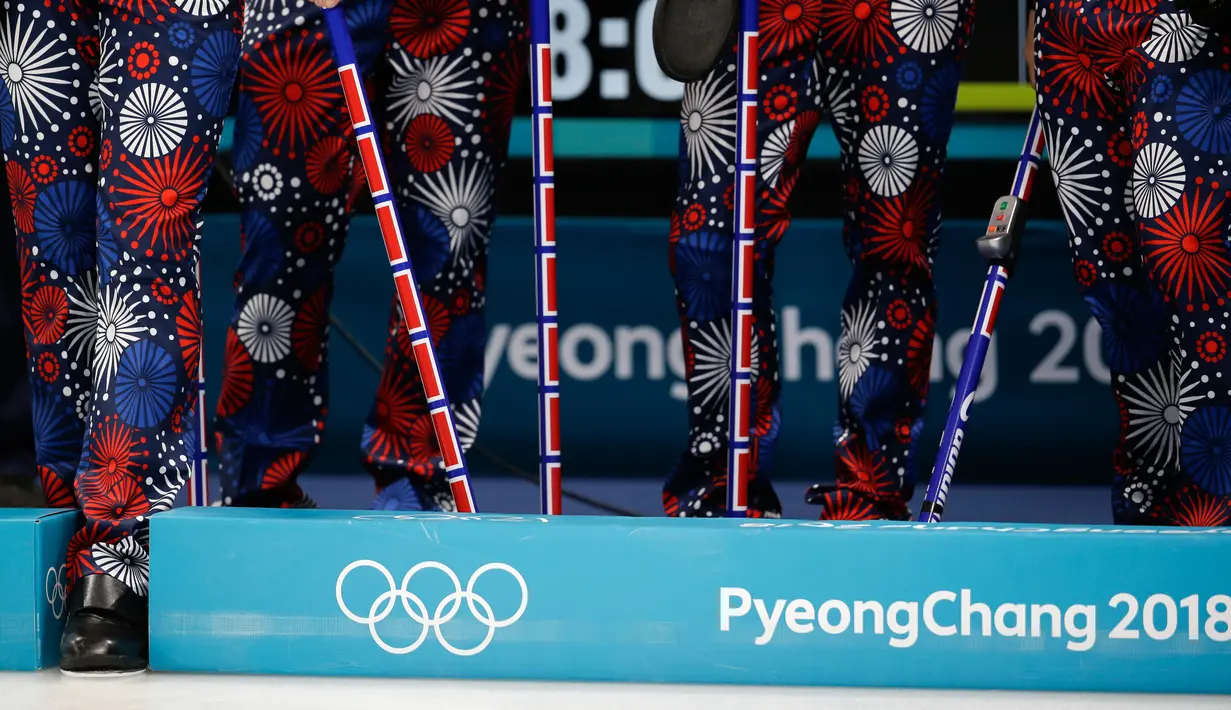 Celana yang dikenakan atlet curling Norwegia ketika bertanding melawan Denmark pada perhelatan Olimpiade Musim Dingin Pyeongchang 2018, Minggu (18/2). Atlet curling tersebut mengenakan celana bergambar bunga putih, merah dan biru. (AP/Natacha Pisarenko)