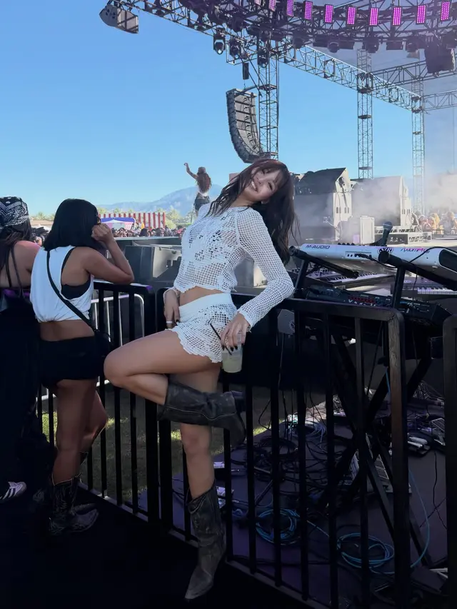 Sheer & Fearless! Lisa BLACKPINK Panaskan Coachella 2026 dengan Gaun Terawang Crochet yang Super Bold
