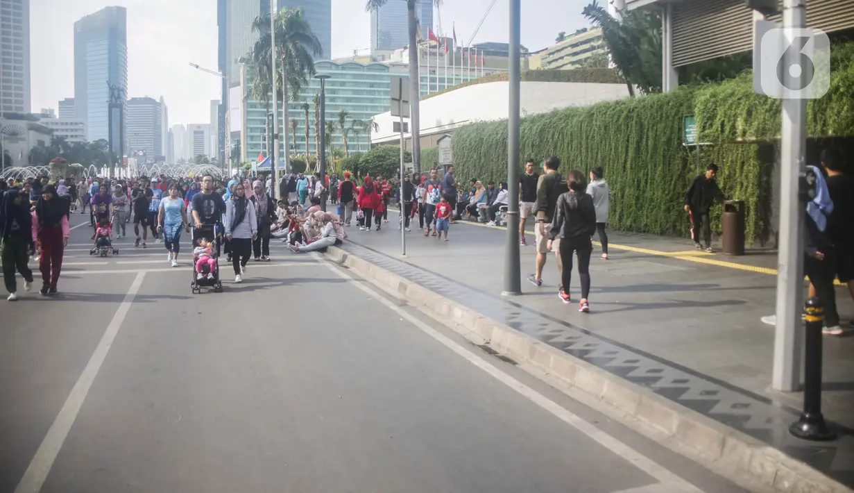 Warga berolahraga saat car free day (CFD) di kawasan Bundaran HI, Jakarta, Minggu (17/11/2019). Usai ditertibkan, tak terlihat satu pun PKL yang berjualan di lokasi tersebut. (Liputan6.com/Faizal Fanani)