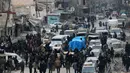Warga Aleppo menunggu untuk dievakuasi dari sektor yang dikuasai pemberontak Aleppo timur, Suriah (18/12). (REUTERS / Abdalrhman Ismail)