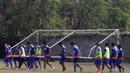 Para pemain PBR menggotong gawang saat latihan perdana jelang Piala Jenderal Sudirman di Lapangan National Youth Training Center, Sawangan, Depok, Jawa Barat, Senin (2/11/2015). (Bola.com/Vitalis Yogi Trisna)
