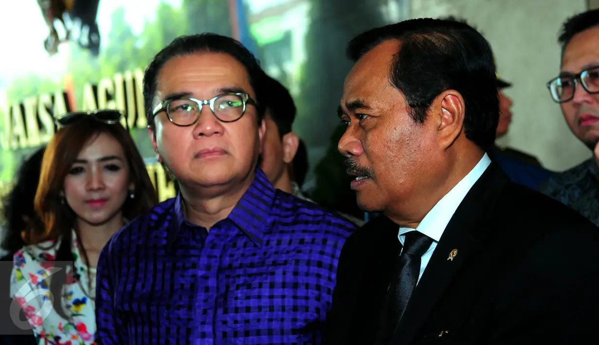 Jaksa Agung, HM Prasetyo (kanan) dan Ketua Persatuan Artis Penyanyi, Pencipta Lagu dan Pemusik Republik Indonesia (PAPRI), Tantowi Yahya usai melakukan pertemuan di Kejaksaan Agung, Jakarta, Rabu (17/6/2015). (Liputan6.com/Faisal R Syam)