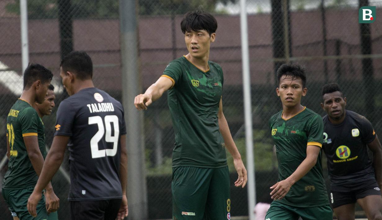 Bek PS Tira, Kim Sang Min, memberikan arahan saat melawan Barito Putera pada laga persahabatan di Lapangan Bais, Bogor, Kamis (22/2/2018). PS Tira kalah 1-2 dari Barito Putera. (Bola.com/Asprilla Dwi Adha)