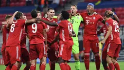 Pemain Bayern Munchen merayakan kemenangan atas Sevilla pada laga Piala Super Eropa 2020 di Puskas Arena, Budapest, Jumat (25/9/2020) dini hari WIB. Bayern Munchen menang 2-1 atas Sevilla. (AFP/Bernadett Szabo/pool)