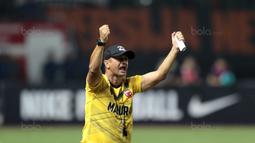 Pelatih Madura United, Gomes de Oliviera mombasa timnya bertengger pada peringkat keempat klasemen Liga 1 2017 dengan statistik 15 kali menang, enam kali seri dan enamel kali kalah. (Bola.com/Nicklas Hanoatubun)