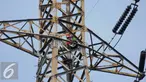 Seorang pria berada di atas menara sutet di kawasan Pasar Senen, Jakarta, Selasa (27/9). Pria nekat tersebut berencana memasang bendera merah putih dengan sebuah kalimat berisi permintaan untuk menghukum oknum Dandim. (Liputan6.com/Gempur M Surya)