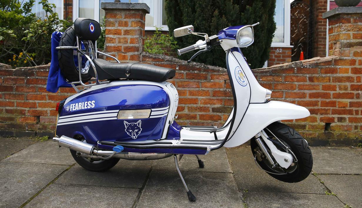 Vespa milik suporter Leicester City sedang diparkir dekat lapangan latihan tim di Leicester City, (3/5/2016). (Reuters/Darren Staples)