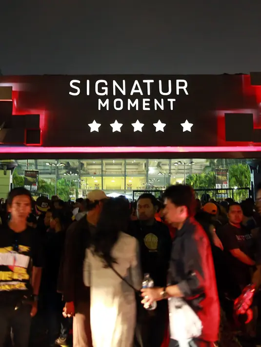 Bukan hanya di lokasi sekitar venue konser, ruas jalan sekitar Gelora Bung Karno pun sudah dipadati antrean mobil yang ingin menonton konser Bon Jovi. (Deki Prayoga/Bintang.com)