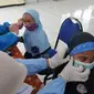 Paramedis dari Puskesmas Cinere memeriksa kesehatan murid kelas 1  saat kegiatan Bulan Imunisasi Anak Sekolah (BIAS) di SDI Al-Hidayah, Depok, Jawa Barat, Kamis (18/11/2021). Pemberian imunisasi measles rubella (MR) dan difteri tetanus (DT) berlangsung hingga Desember. (merdeka.com/Arie Basuki)
