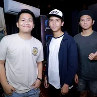 Sebagai generasi muda, grup vokal CJR yang di gawangi oleh Rizky, Aldi dan Iqbaal menjadi suatu kebanggaan yang tak bisa dipungkiri ketika mengisi soundtrack film yang mengisahkan mantan Presiden BJ Habibie. (Adrian Putra/Bintang.com)