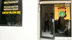 Petugas saat berada di Pos Polisi Subsektor Monas Barat, Gambir, Jakarta, Jumat (26/5). Pengrusakan terjadi pada kamis malam tersebut diduga oknum yang mengaku sebagai aparat. (Liputan6.com/Gempur M Surya)