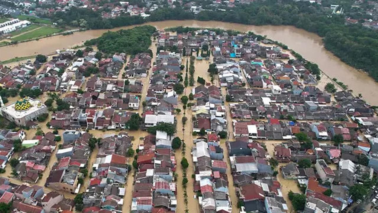 Kemensos Anggarkan Rp3 Miliar untuk Bantuan Banjir Jabodetabek: Kasur, Obat, Makanan hingga Tenda
