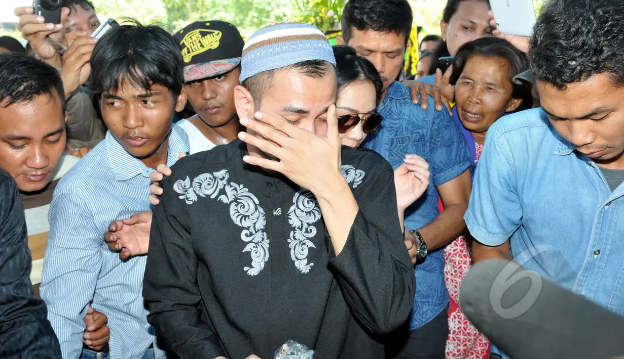Raffi Ahmad terlihat menangis saat mendatangi makam Olga Syahputra di TPU Malaka, Pondok Kelapa, Jakarta, setibanya di Tanah Air dari perjalanan ibadah umrah, Selasa (31/3/2015). (Liputan6.com/Panji Diksana) 