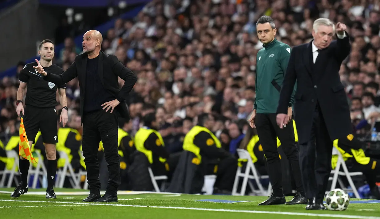 Pelatih Manchester City, Pep Guardiola (kiri) memberikan arahan kepada pemainnya di samping pelatih Real Madrid, Carlo Ancelotti dalam laga leg 2 play off Liga Champions 2024/2025 di Santiago Bernabeu, Madrid, Spanyol, Rabu (20/02/2025) waktu setempat. (AP Photo/Manu Fernandez)