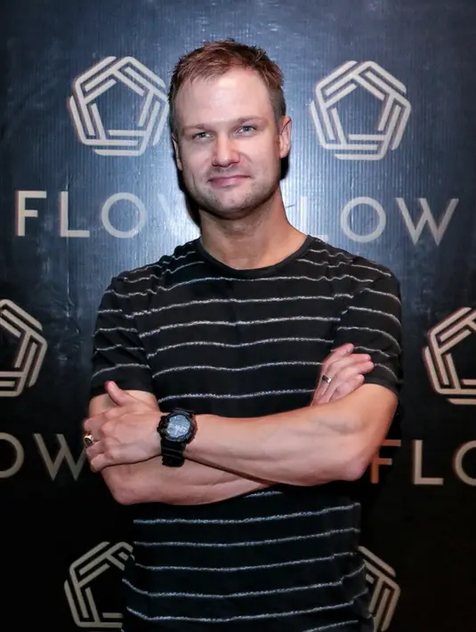 Saat ditanyakan mengenai kedekatannya dengan penyanyi asal Sukabumi tersebut, Dash Berlin enggan mengaku sebagai pacaran. DJ asal Belanda itu mengaku  bahwa kedekatannya dengan Syahrini sebatas teman baik dan profesional. (Adrian Putra/Bintang.com)