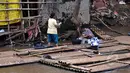 Masih banyak warga bantaran kali Ciliwung Jakarta yang memanfaatkan air kali untuk kehidupan sehari - hari. Tampak beberapa warga memanfaatkan air kali Ciliwung sebagai tempat Mandi Cuci Kakus (MCK), Jakarta, Jumat (20/2/2015). (Liputan6.com/JohanTallo)