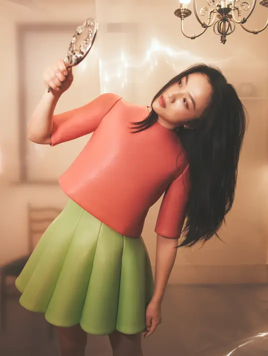 <p>Brand ambassador global LOEWE, aktris dan sutradara Taylor Russell dan aktris Tang Wei dipotret bermain dengan kacamata, cermin di tangan mereka, memegang tas jinjing Puzzle yang bisa dilipat atau nappa ruched dan tidak bergaris. [Foto: Document/LOEWE]</p>