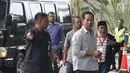 Terpidana Tubagus Chaeri Wardana atau Wawan (kanan) dan Fuad Amin tiba di Gedung KPK, Jakarta, Senin (22/10). Keduanya menjalani pemeriksaan sebagai saksi dugaan suap pemberian fasilitas dan izin di Lapas Sukamiskin. (Liputan6.com/Herman Zakharia)