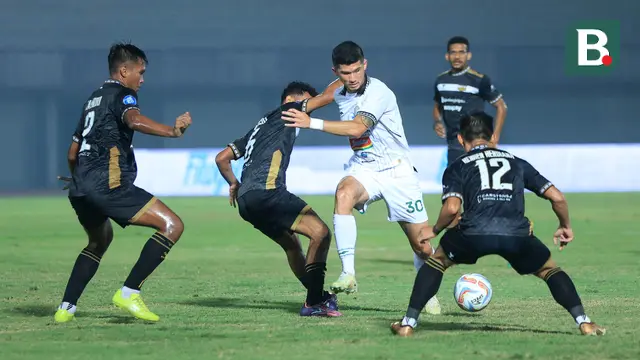 Foto: Momen Pemain PSS Sleman Sering Kehilangan Bola Hingga Salah Umpan saat Melawan Dewa United di Liga 1