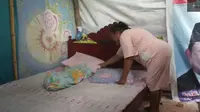 Pilih Tinggal di Kandang Kambing, Alasan Ibu Ini Bikin Haru
