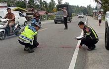 Truk Trailer Kecelakaan di Tol Wiyoto, Pipa Baja yang Jadi Muatannya Timpa 9 Lapak Dagangan