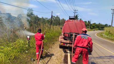 Tim Damkar BPBD Berhasil Padamkan Kebakaran Lahan Belitung Satu Hektare