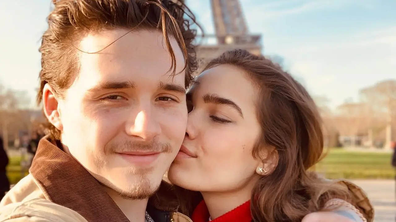 Brooklyn Beckham dan Kekasih Kompak Pakai Suit di London Fashion Week 2019