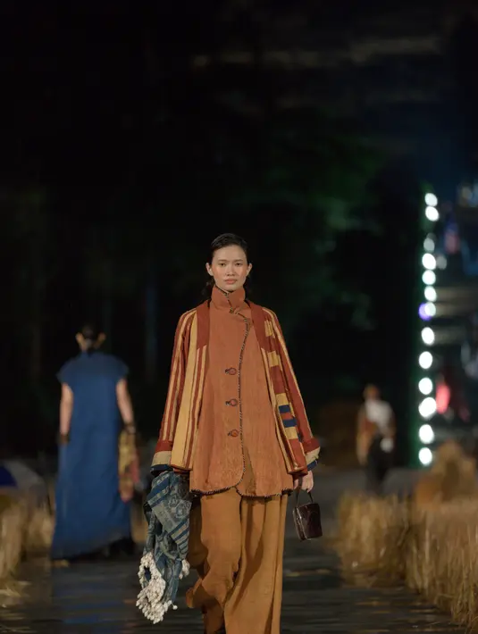 Kain tenun ikat Sumba adalah bentuk kekayaan budaya Provinsi NTT. Tenun ikat ini merupakan kain Nusantara yang eksotis yang diciptakan oleh para seniman tenun dari Sumba Timur. Foto: Document/Edward Hutabarat.