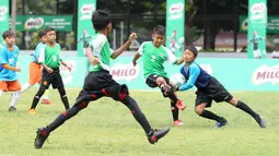 Anak-anak bertanding sepak bola pada babak 16 Besar MILO Football Championship Jakarta 2019 di Lapangan Banteng, Jakarta, Sabtu (2/3). Memasuki tahun kelima lebih dari 10.000  siswa dari 640 tim ikuti ajang berbakat. (Liputan6.com/Pool/Image Dynamics)