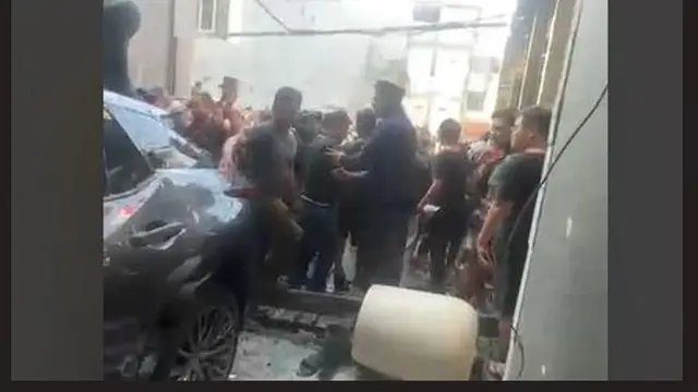 Massa mendatangi rumah anggota DPR RI Fraksi NasDem Ahmad Sahroni di Tanjung Priok, pada Sabtu (30/8/2025).