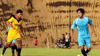 Ahmad Alfarizi saat bermain dengan Malang All Stars saat beruji coba dengan Bintang Semeru FC. (Bola.com/Iwan Setiawan)