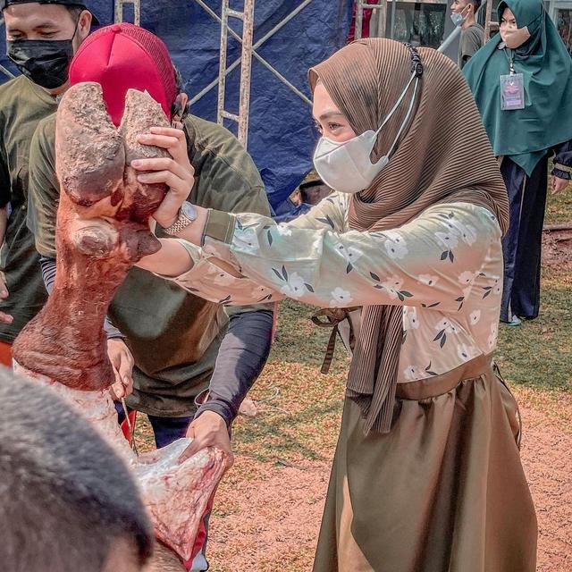 6 Momen Ria Ricis Rayakan Idul Adha, Terjun Langsung Menguliti Sapi Kurbannya