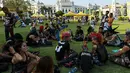 Anak-anak punk berbincang saat berpartisipasi merayakan festival air di pasar Bogyoke, Yangon, Jumat (12/4). Anak-anak punks ini berkumpul untuk menyambut dan merayakan festival air Tahun Baru Myanmar yang juga dikenal sebagai Thingyan. (AFP Photo/ Ye Aung Thu)