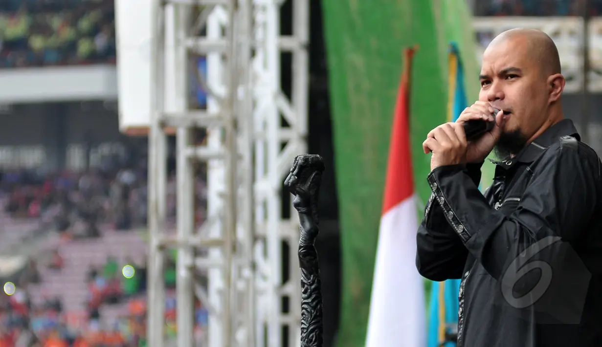 Ahmad Dhani saat beraksi di Perayaan hari buruh internasional (May Day), SGBK, Jakarta, Jumat (1/5/2015). Dhani terpaksa menghentikan aksinya karena ada insiden seorang pria yang terjun sambil membakar diri (Liputan6.com/Herman Zakharia)