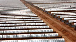 Deretan panel surya yang terpasang di tepi gurun Sahara Maroko, Sabtu (1/4). Setiap panel akan menyediakan energi listrik tenaga surya untuk 650.000 penduduk lokal yang awalnya hanya 3 jam ditarget menjadi 20 jam setelah matahari terbenam. (AP Images)