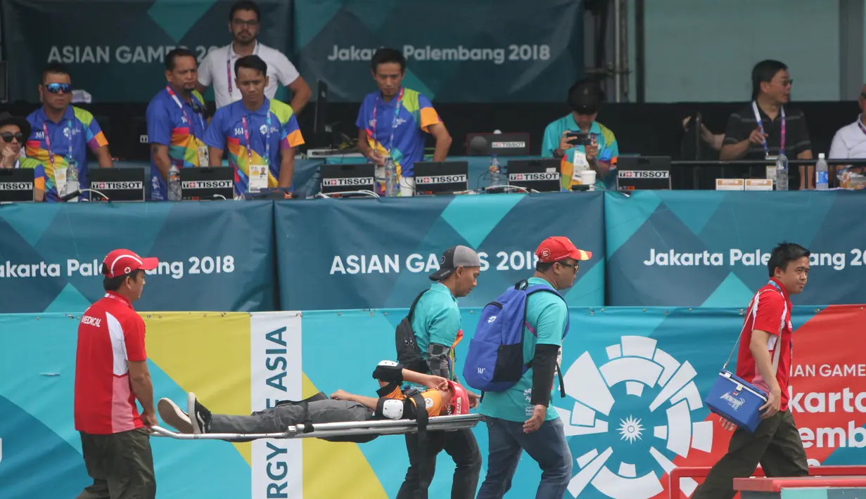 Tim medis mengevakuasi skateboarder Malaysia Christina Grace Lai yang cedera saat pemanasan jelang final taman putri Asian Games 2018 di arena roller sport Jakabaring, Palembang, Sumatera Selatan, Rabu (29/8). (ANTARA FOTO/INASGOC/Rahmad Suryadi)