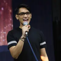 Afgan melakukan persiapan vokal menjelang konser tunggalnya yang tinggal hitungan jam di Malaysia yang bertajuk ‘Suara Hati’. (Wimbarsana/Bintnag.com)