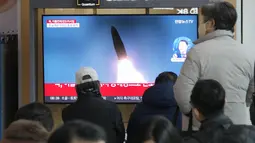 Sebuah layar TV menunjukkan gambar file peluncuran rudal Korea Utara selama program berita di Stasiun Kereta Api Seoul di Seoul, Korea Selatan, Senin (20/2/2023). Peluncuran teranyar ini dilakukan setelah Korea Utara menembakkan rudal balistik antarbenua (ICBM) yang jatuh di zona ekonomi eksklusif Jepang pada Sabtu (18/2). (AP Photo/Ahn Young-joon)