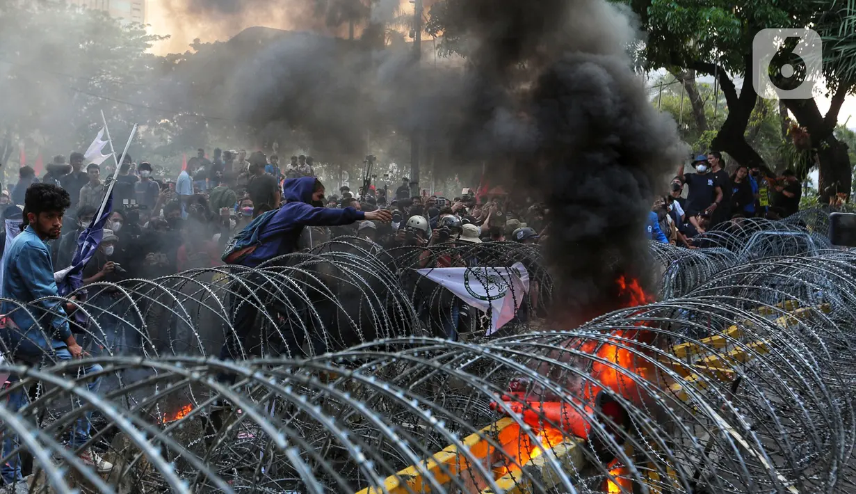 <p>Sejumlah elemen mahasiswa menggelar demo dengan membakar pembatas jalan di kawasan Patung Kuda, Jakarta Pusat, Selasa (13/9/2022). Demo tersebut untuk menolak kebijakan pemerintah menaikkan harga bahan bakar minyak (BBM). (Liputan6.com/Johan Tallo)</p>