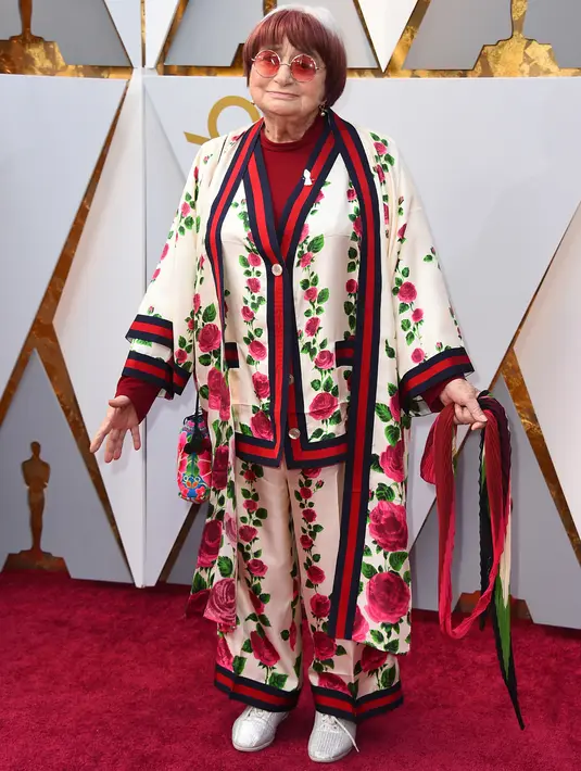 Agnes Varda (89) berpose di karpet merah Piala Oscar 2018 atau Academy Award ke-90 di Dolby Theatre, Los Angeles, Minggu (4/3). Agnes Varda mengenakan busana yang tren dan bergaya muda hingga diperbincangkan di internet. (Jordan Strauss/Invision/AP)