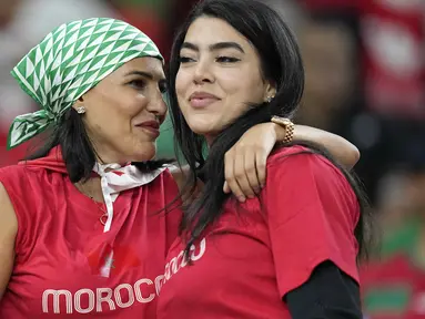 Dua fans wanita Maroko menunggu dimulainya pertandingan grup F Piala Dunia 2022 antara Kanada dan Maroko di Stadion Al Thumama di Doha, Qatar, Kamis, 1 Desember 2022. (AP Photo/Pavel Golovkin)
