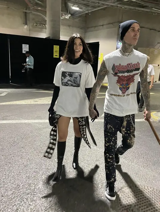 Atau di saat ingin tampil kompak dengan pasangan, OOTD ala Kourtney Kardashian bisa jadi inspirasi gaya yang mudah namun seru untuk diikuti. [Foto: Instagram/ Kourtney Kardashian]