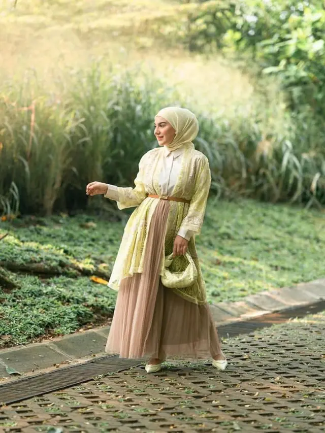 7 Potret OOTD Bumil Irish Bella yang Selalu Tampil Cantik dan Stylish