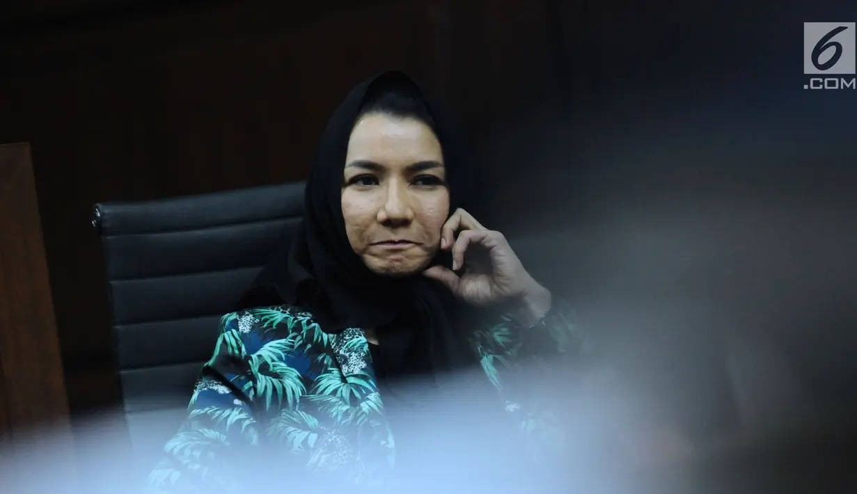 Bupati nonaktif Kutai Kartanegara, Rita Widyasari menjalani sidang lanjutan dugaan suap pemberian izin lokasi perkebunan kelapa sawit di Pengadilan Tipikor, Jakarta, Rabu (14/3). Sidang mendengar keterangan saksi. (Liputan6.com/Helmi Fithriansyah)