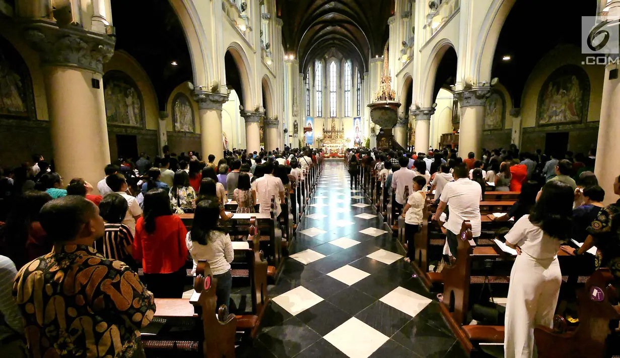 Suasana Misa Natal 2018 di Gereja Katedral, Jakarta, Senin (24/12). Misa Natal 2018 yang dipimpin Pastor kepala paroki Hani Rudi Hartoko mengusung tema "Yesus Kristus Hikmat Bagi Kita”. (Liputan6.com/Herman Zakharia)