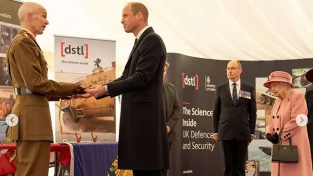 Ratu Elizabeth dan Pangeran William dalam kunjungan ke Salisbury