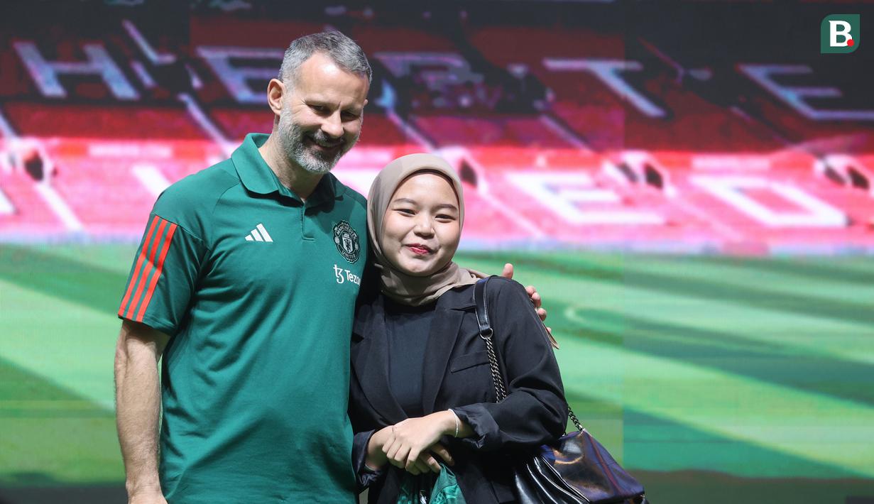 Legenda Manchester United (MU), Ryan Giggs, foto bersama fans dalam acara peluncuran kartu kredit Maybank yang berkolaborasi dengan MU di Jakarta Convention Center (JCC), Senayan, Jakarta, Sabtu (18/5/2024). (Bola.com/M Iqbal Ichsan)