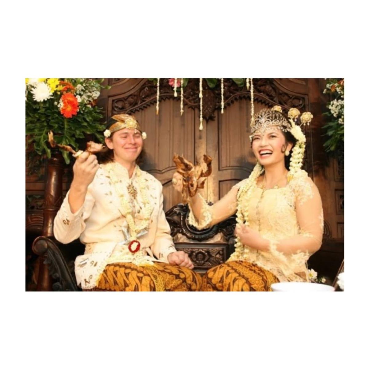 Potret Lawas Pernikahan Wamen Stella dengan Suami Bule 16 Tahun Lalu