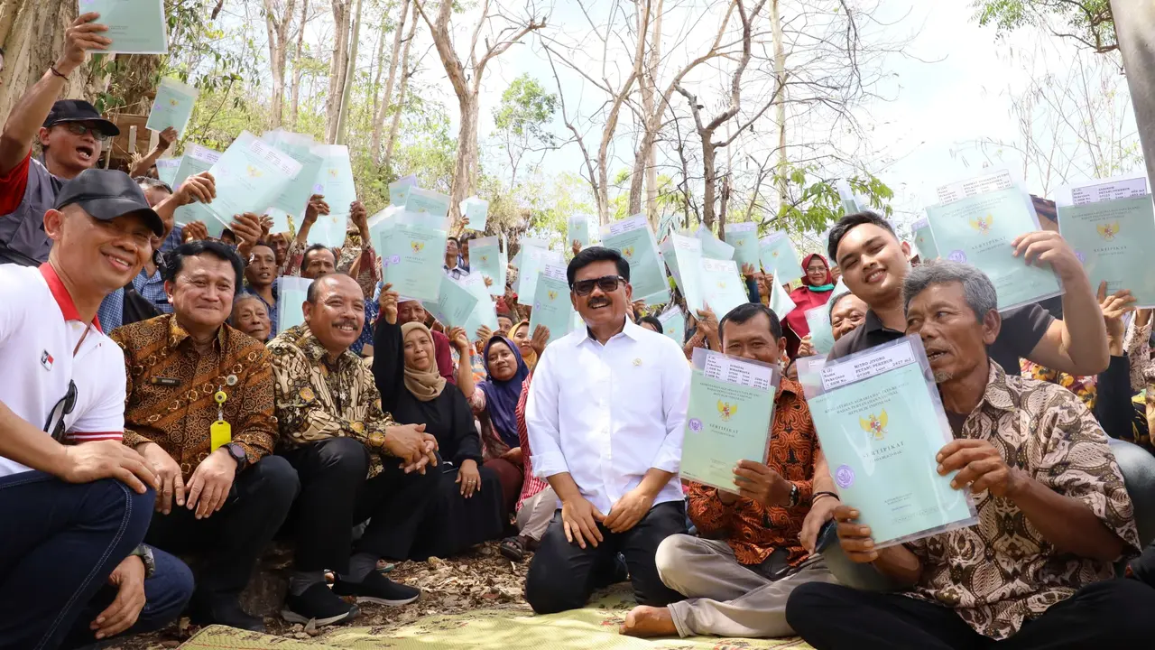 Menteri Agraria dan Tata Ruang/Kepala Badan Pertanahan Nasional (ATR/BPN), Hadi Tjahjanto menyerahkan 503 sertifikat tanah hasil program Pendaftaran Tanah Sistematis Lengkap (PTSL) kepada 255 perwakilan penerima (Istimewa)