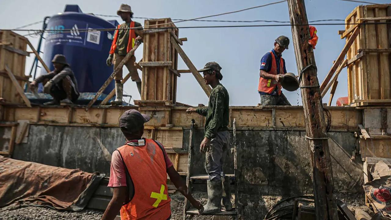 Pemprov DKI melakukan peninggian tanggul laut di kawasan Muara Baru, Jakarta, pada Jumat (6/10/2023). Peninggian tanggul laut dilakukan untuk mengantisipasi luapan banjir rob yang kerap melanda permukiman warga di kawasan tersebut.